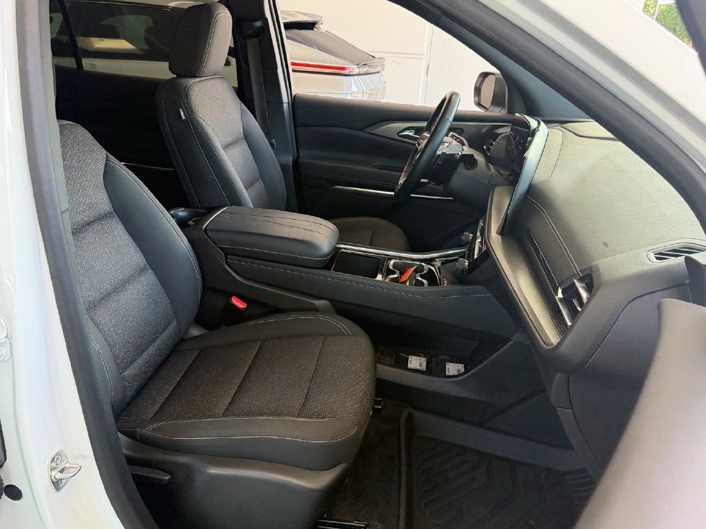 Used 2025 Chevrolet Traverse LT FWD image 16