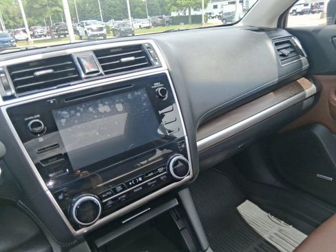 Used 2019 Subaru Outback 3.6R Touring AWD/4WD image 12