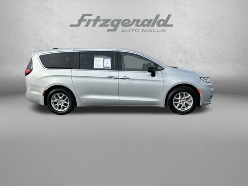 Used 2024 Chrysler Pacifica Touring-L image 8