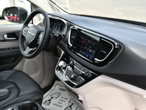 Used 2023 Chrysler Pacifica Touring-L FWD image 50