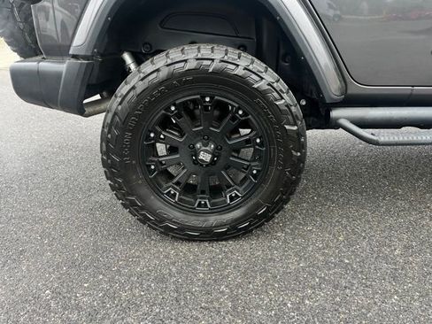 Used 2018 Jeep Wrangler Unlimited Sahara image 29
