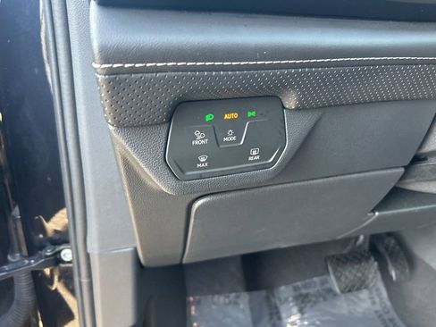 Used 2024 Volkswagen Atlas Cross Sport SE image 37