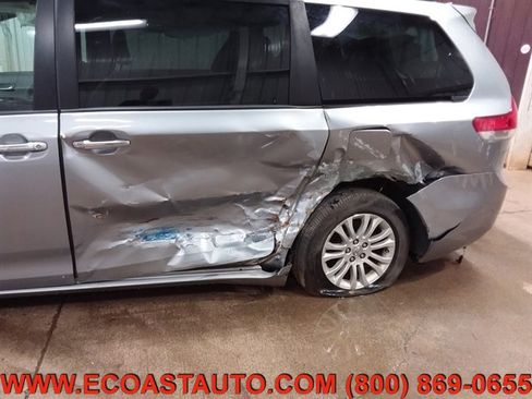 Used 2014 Toyota Sienna XLE image 18