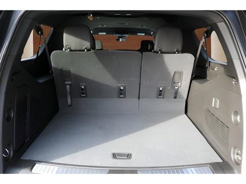 Used 2025 Chevrolet Suburban Z71 image 16