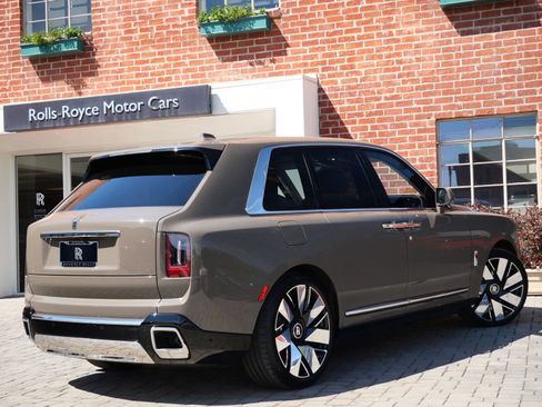 New 2026 Rolls-Royce Cullinan AWD/4WD image 2