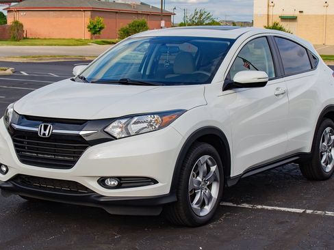 Used 2017 Honda HR-V EX image 3