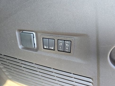 Used 2024 Chevrolet Suburban LT w/ Luxury Package image 6