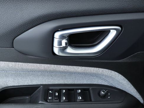 Used 2024 Jeep Compass Latitude image 34