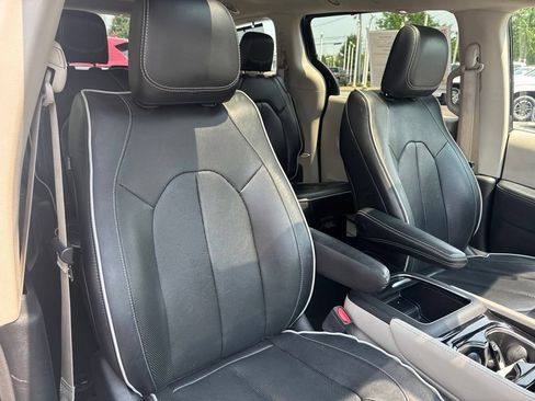 Used 2023 Chrysler Pacifica Limited FWD image 34