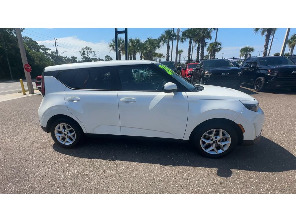 Used 2024 Kia Soul LX w/ Option Group 015 FWD image 9
