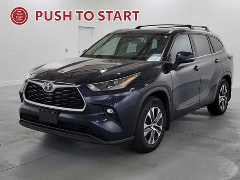 Used 2023 Toyota Highlander XLE FWD image 4