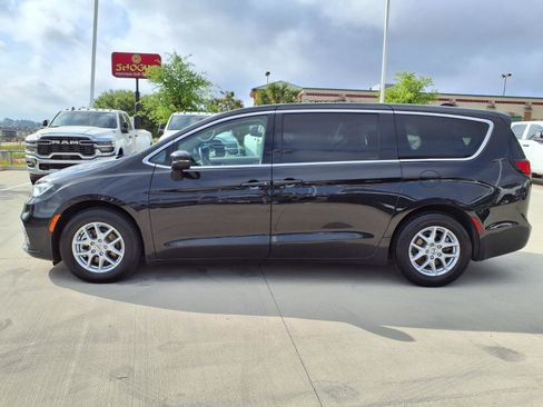 Used 2023 Chrysler Pacifica Touring-L image 8