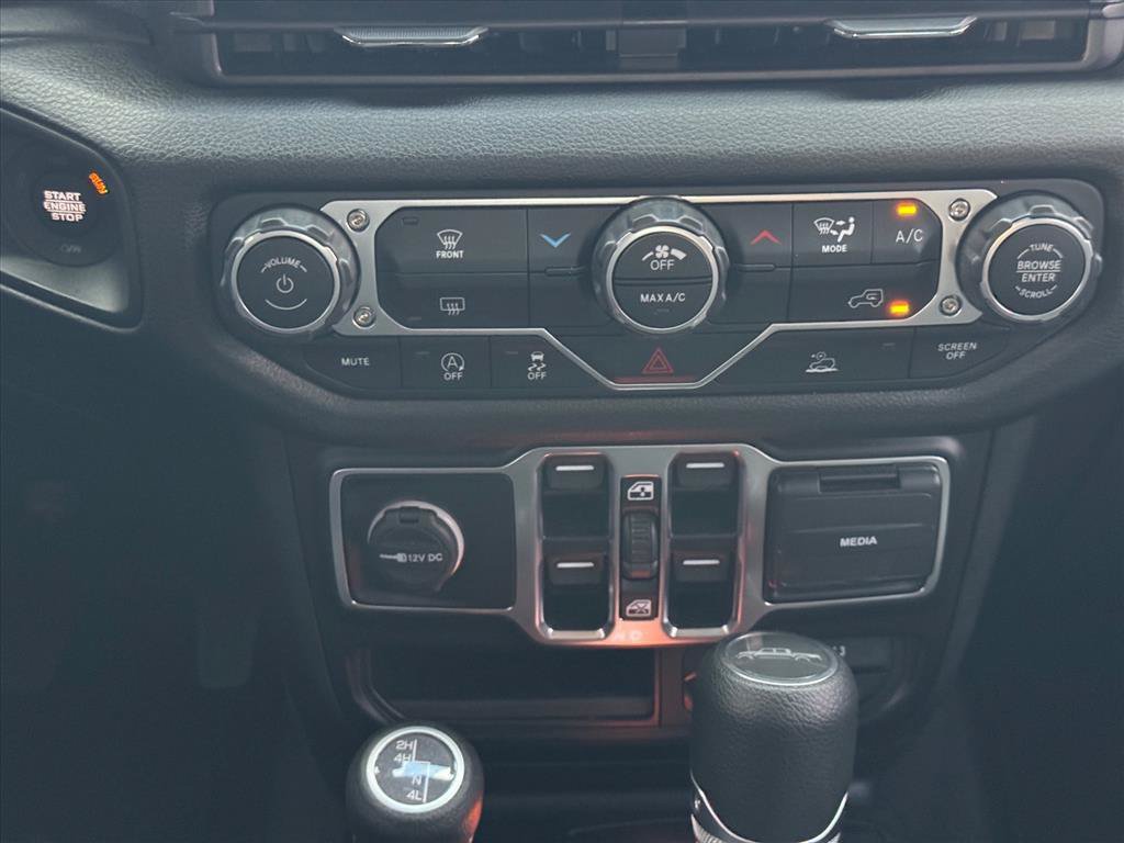 Used 2025 Jeep Gladiator Mojave AWD/4WD image 18