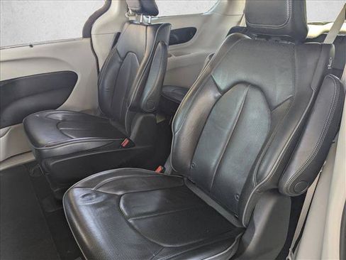 Used 2018 Chrysler Pacifica Limited w/ Advanced Safetytec Group FWD image 21