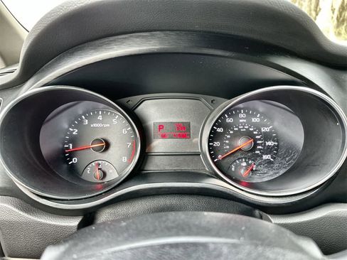 Used 2016 Kia Sedona LX image 18