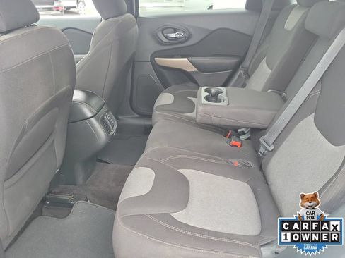Used 2018 Jeep Cherokee Latitude FWD image 11