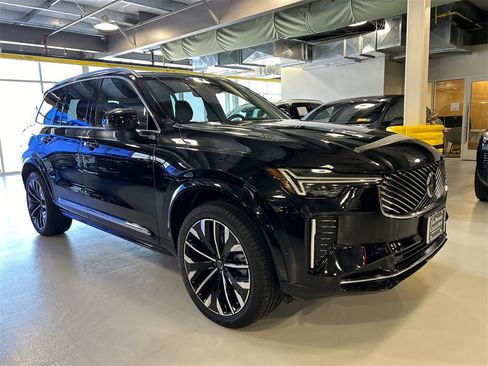 Certified 2025 Volvo XC90 B6 Plus image 1