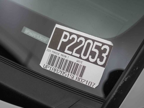 Certified 2025 Porsche Macan Turbo image 33