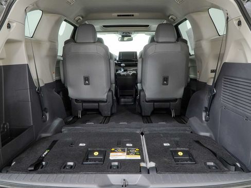 Used 2022 Toyota Sienna XLE AWD/4WD image 13
