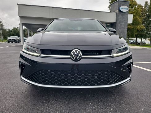 Certified 2025 Volkswagen Jetta SE image 2