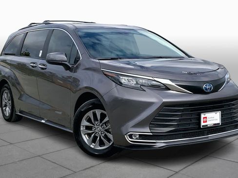 Used 2024 Toyota Sienna XLE image 2