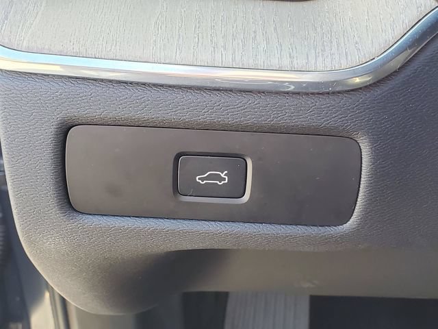 Certified 2026 Volvo XC60 B5 Plus AWD/4WD image 17