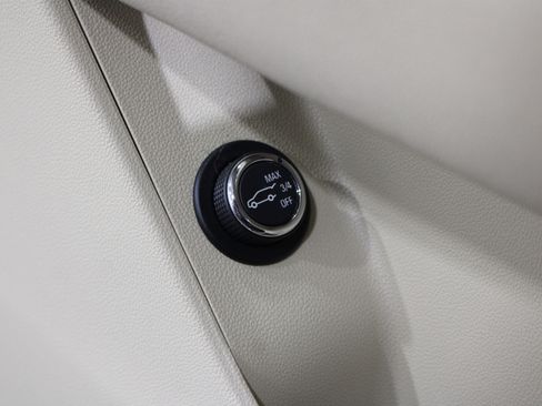 Used 2018 Cadillac XT5 Luxury w/ Driver Awareness Package image 7