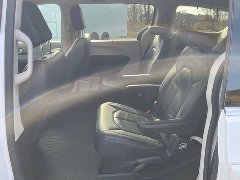 Used 2020 Chrysler Pacifica Touring-L image 15