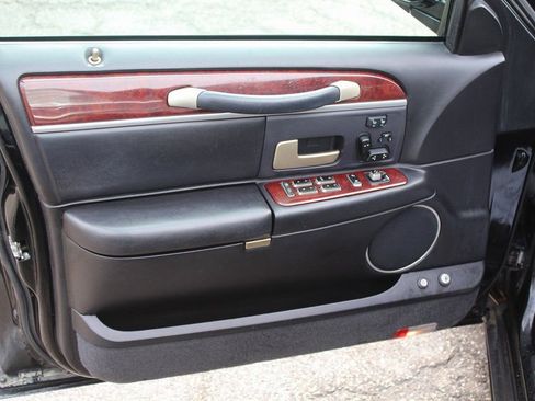 Used 2005 Lincoln Town Car Signature Limited image 14