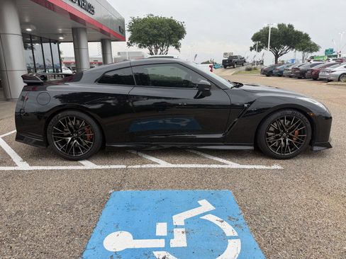 Used 2020 Nissan GT-R Premium w/ Premium Interior Package image 2
