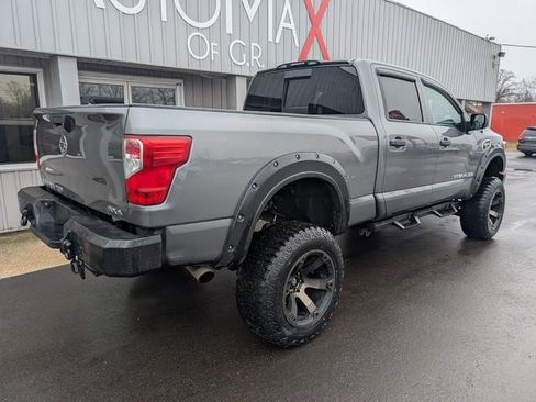 Used 2017 Nissan Titan S image 6