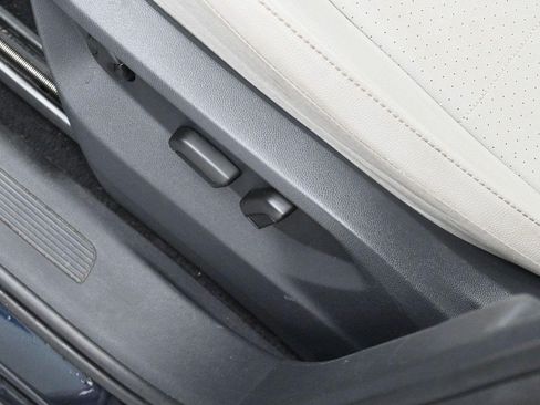 Used 2020 Volkswagen Tiguan SE w/ Panoramic Sunroof Package FWD image 14