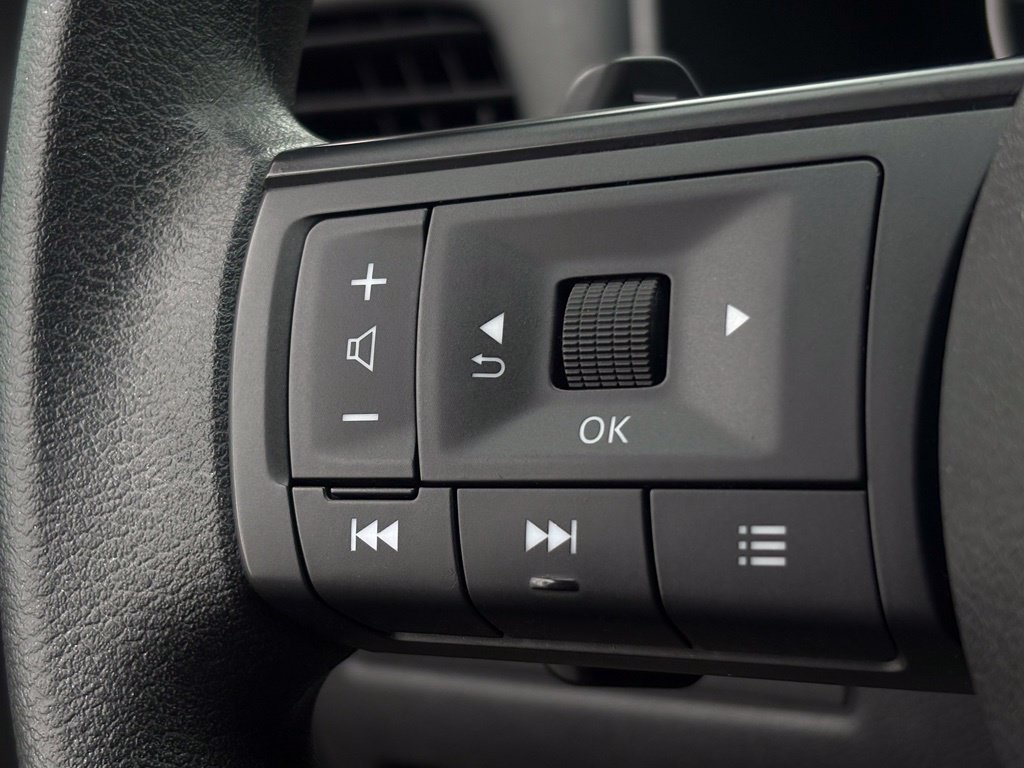 Used 2023 Nissan Rogue S FWD image 11