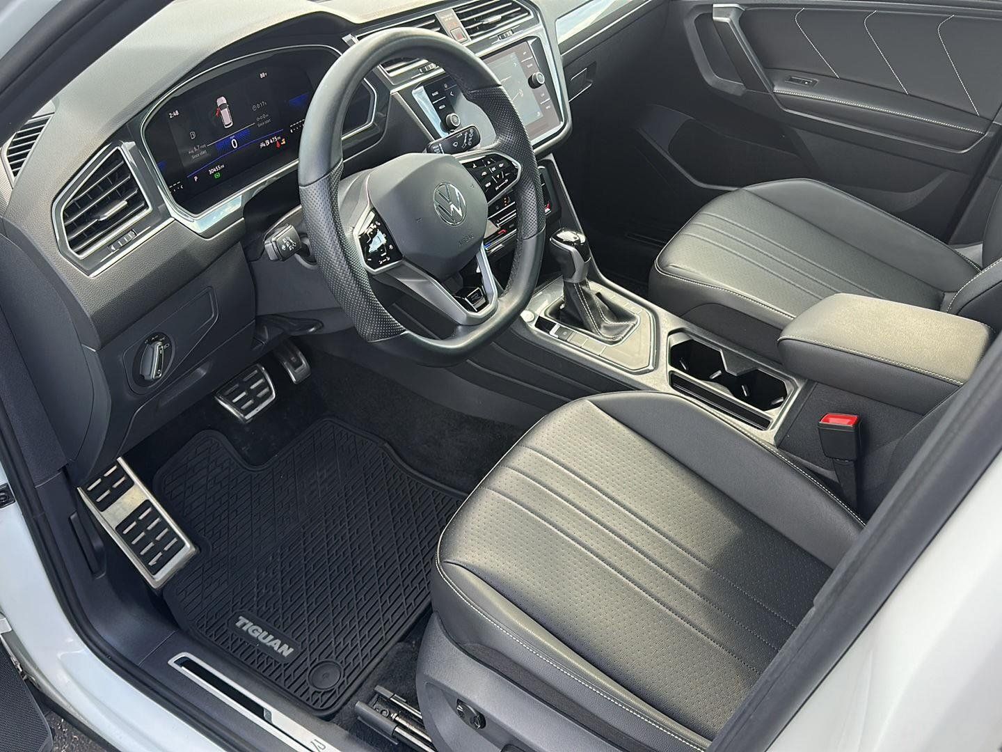 Used 2023 Volkswagen Tiguan SE R-Line FWD image 11