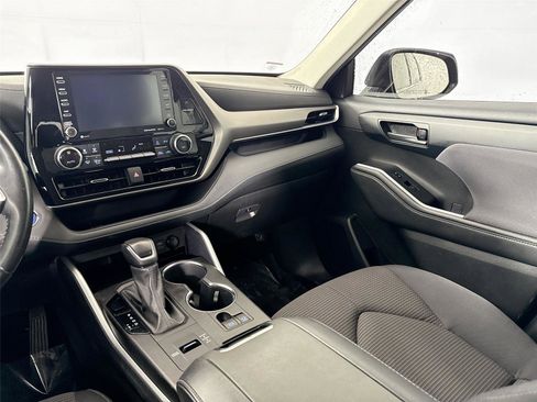 Used 2022 Toyota Highlander LE FWD image 28