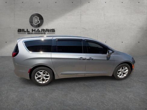 Used 2018 Chrysler Pacifica Touring-L w/ Tire & Wheel Group FWD image 7