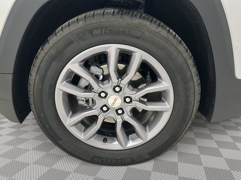 Used 2024 GMC Terrain SLT w/ Tech Package image 30