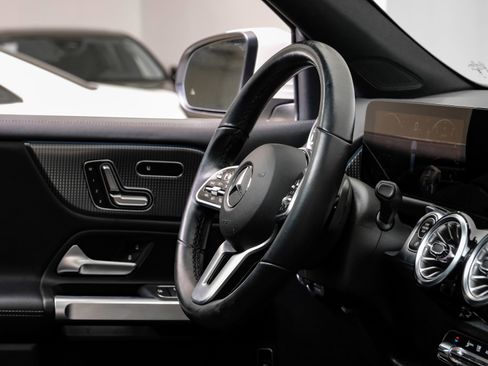 Used 2023 Mercedes-Benz GLB 250 GLB 250 w/ Premium Package image 18