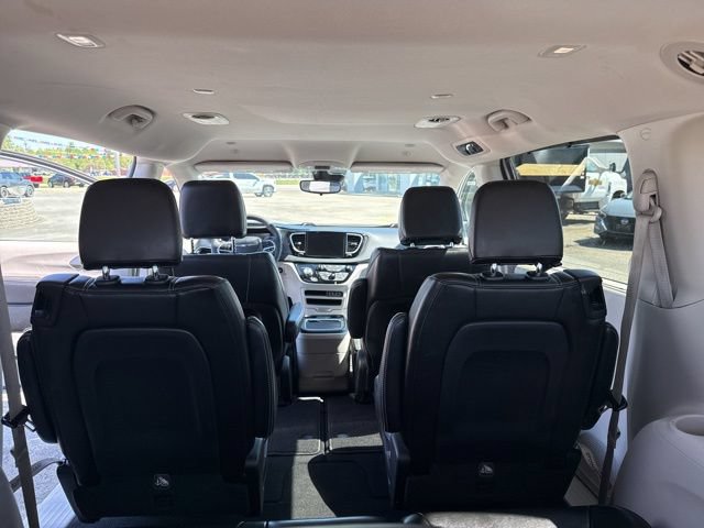 Used 2023 Chrysler Pacifica Touring-L FWD image 17