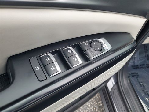 Used 2023 Kia Carnival LX image 9