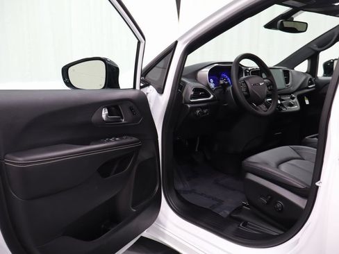 New 2026 Chrysler Pacifica Select w/ S Appearance Package FWD image 9