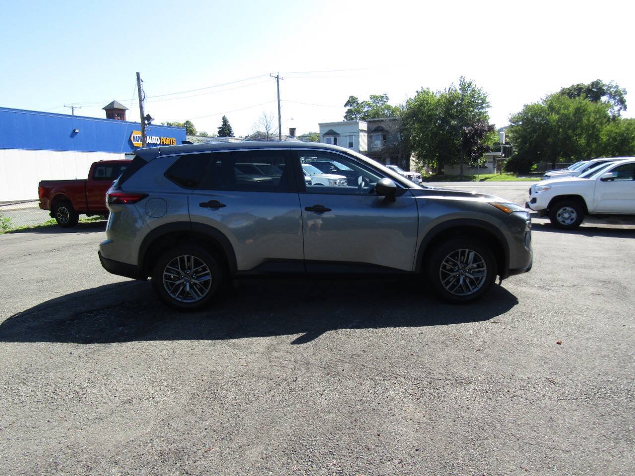 Used 2024 Nissan Rogue S AWD/4WD image 9