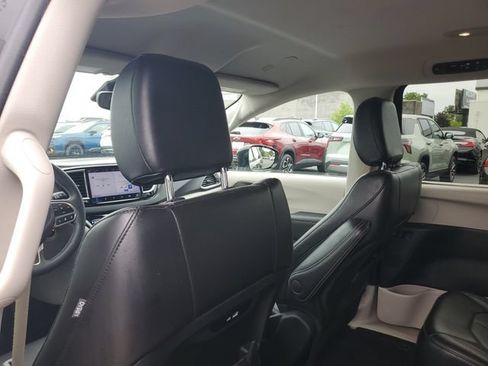 Used 2024 Chrysler Pacifica Touring-L FWD image 11