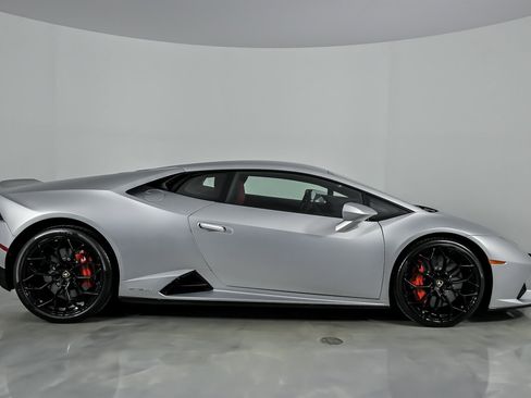 Used 2020 Lamborghini Huracan EVO image 14