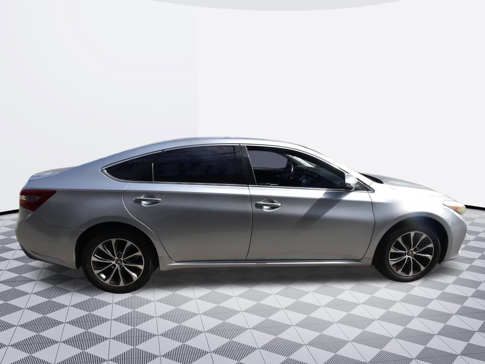 Used 2018 Toyota Avalon XLE Plus w/ All Weather Liner Package FWD image 5