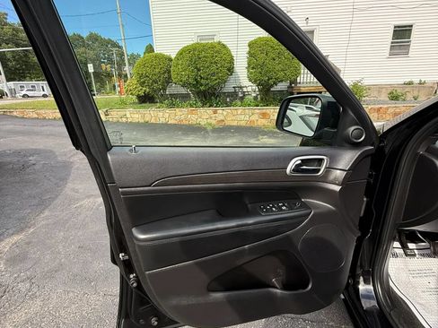 Used 2018 Jeep Grand Cherokee Altitude AWD/4WD image 11
