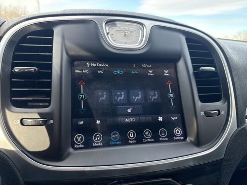 Used 2017 Chrysler 300 Limited image 25