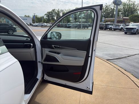 Used 2025 Kia Telluride S FWD image 21