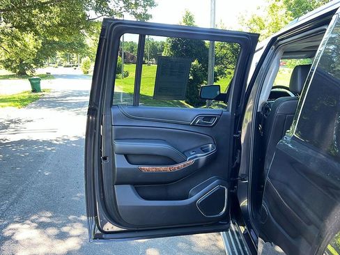 Used 2017 Chevrolet Suburban Premier AWD/4WD image 30