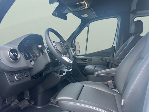 Used 2025 Mercedes-Benz Sprinter 2500 image 9